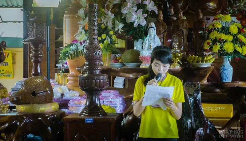 Khóa sinh Thủy Tiên pháp danh Quảng Cẩm đọc bài cảm nghĩ sau khi tu học 5 ngày tại chùa Đức Hạnh Bù Gia Mập: Chùa Đức Hạnh bế mạc khóa tu mùa hè 2017 image-1731936197834