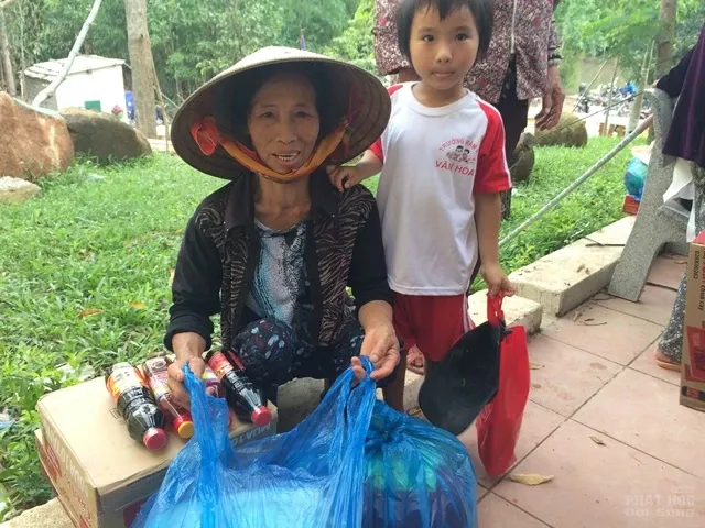 Các chùa ở Đà Nẵng tặng 300 phần quà đến người dân vùng lũ tại Quảng Bình image-1731919391544