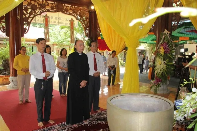 Linh mục Giuse Nguyễn Đức Lục cùng Ban hành giáo GX Hoà Bình Đồng Nai viếng tang Các phái đoàn viếng tang cố HT Thích Minh Hiển image-1732287119017