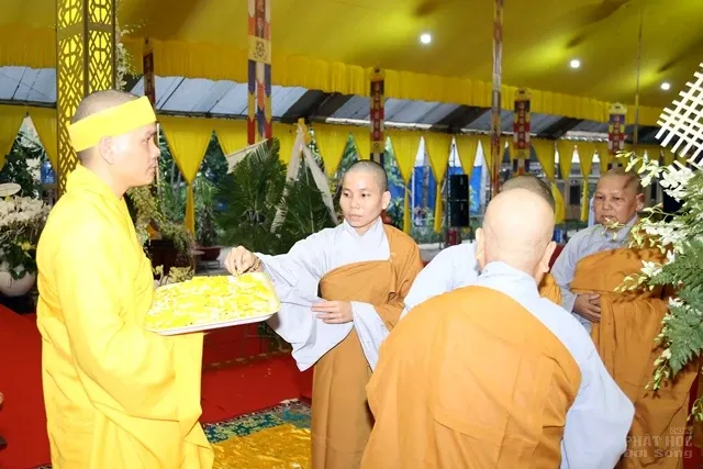 Các phái đoàn viếng tang lễ HT. Thích Quang Đạo ngày 17/7 image-1732292674796