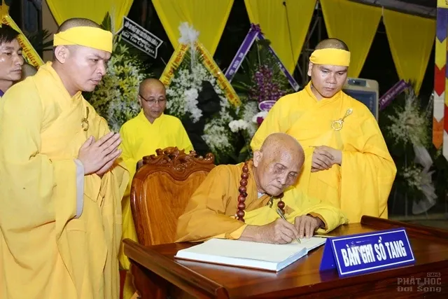 Các phái đoàn viếng tang lễ HT. Thích Quang Đạo ngày 17/7 image-1732292692882