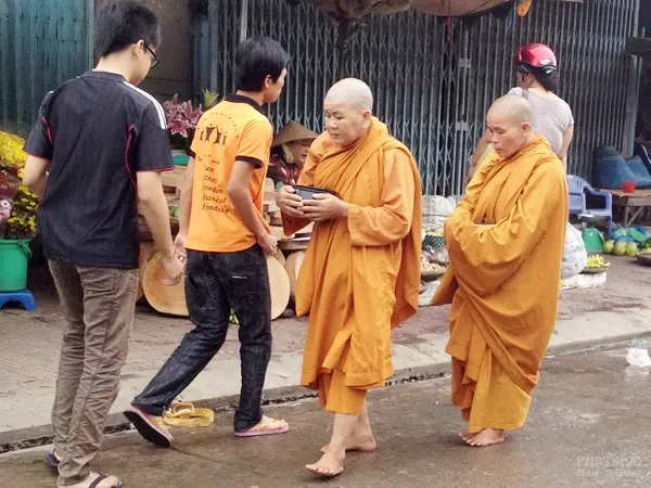 Cách nhận biết giả sư khất thực phi pháp 2 Cách nhận biết giả sư khất thực phi pháp image-1731726668639