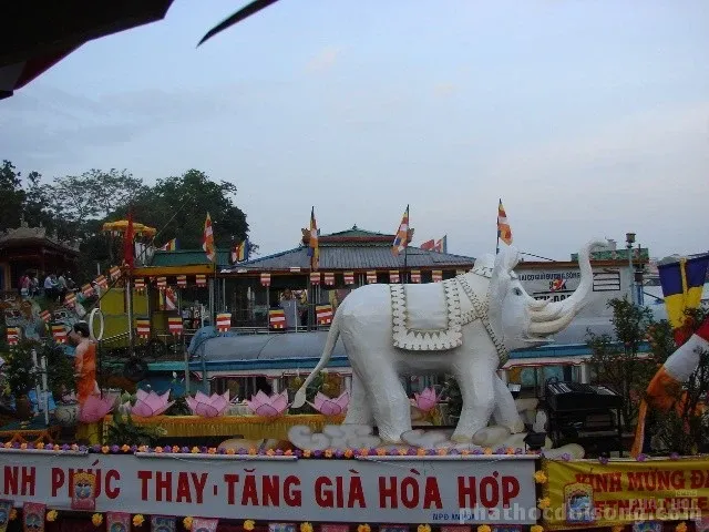 Cách trang trí xe hoa Phật đản đẹp image-1731745895841