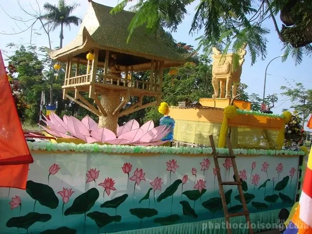 Cách trang trí xe hoa Phật đản đẹp image-1731745896995