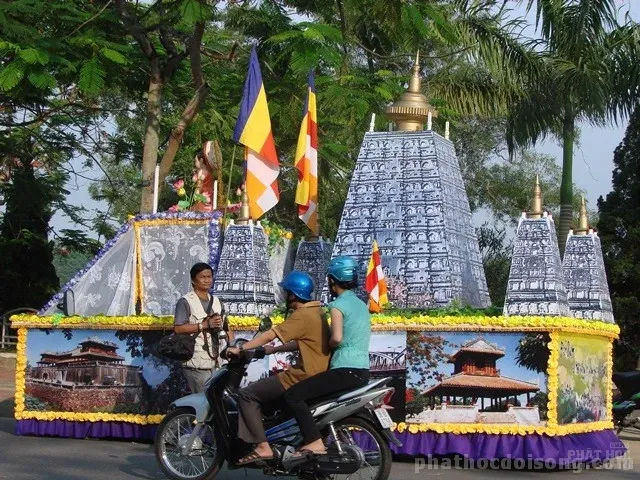 Cách trang trí xe hoa Phật đản đẹp image-1731745897528