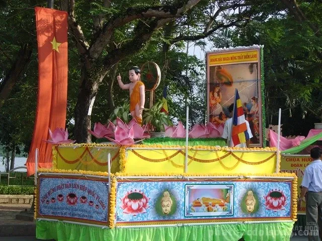 Cách trang trí xe hoa Phật đản đẹp Cách trang trí xe hoa Phật đản đẹp image-1731745899345