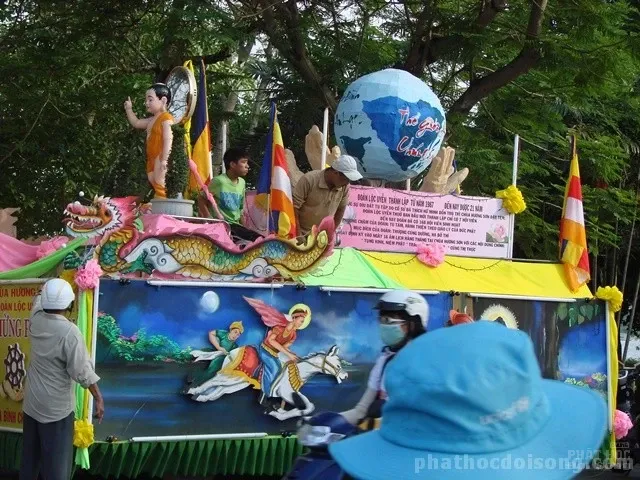 Cách trang trí xe hoa Phật đản đẹp Cách trang trí xe hoa Phật đản đẹp image-1731745899977