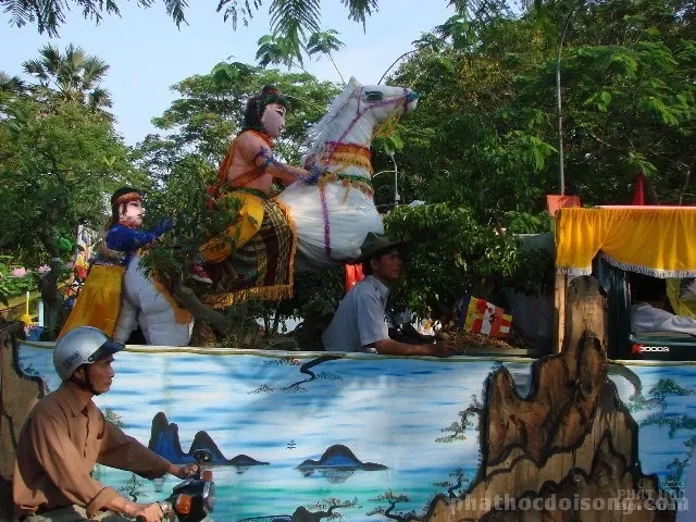 Cách trang trí xe hoa Phật đản đẹp Cách trang trí xe hoa Phật đản đẹp image-1731745901164