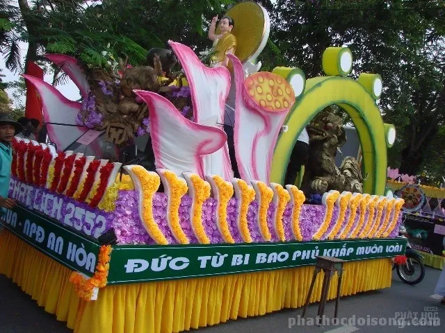 Cách trang trí xe hoa Phật đản đẹp image-1731745904878