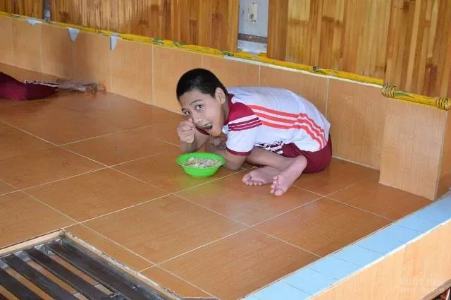 Cận cảnh các em khuyết tật tại Làng Tre được nuôi dưỡng tốt image-1731931110775