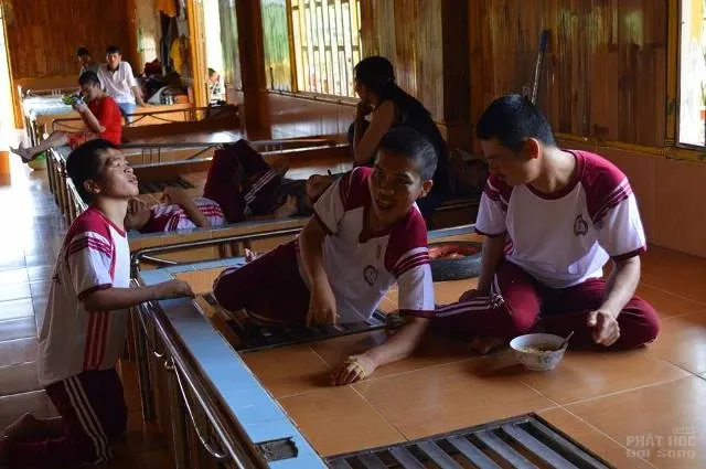 Cận cảnh các em khuyết tật tại Làng Tre được nuôi dưỡng tốt image-1731931114625