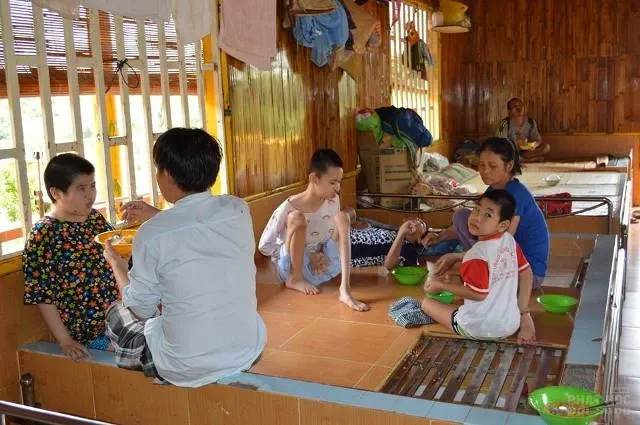 Cận cảnh các em khuyết tật tại Làng Tre được nuôi dưỡng tốt image-1731931116290