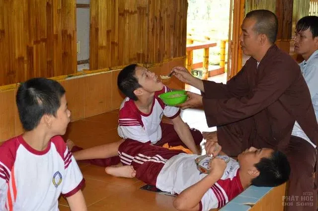 Cận cảnh các em khuyết tật tại Làng Tre được nuôi dưỡng tốt image-1731931116792