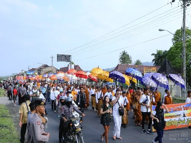 Cảnh rước Phật tại Indonesia xem cho đã con mắt image-1731936328176