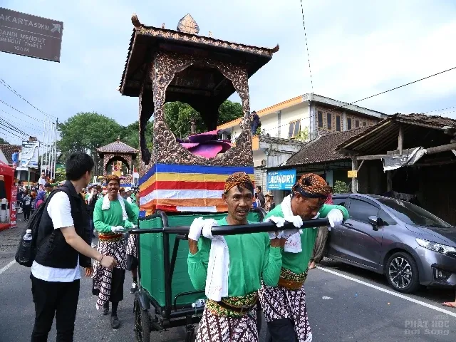 Cảnh rước Phật tại Indonesia xem cho đã con mắt image-1731936353123