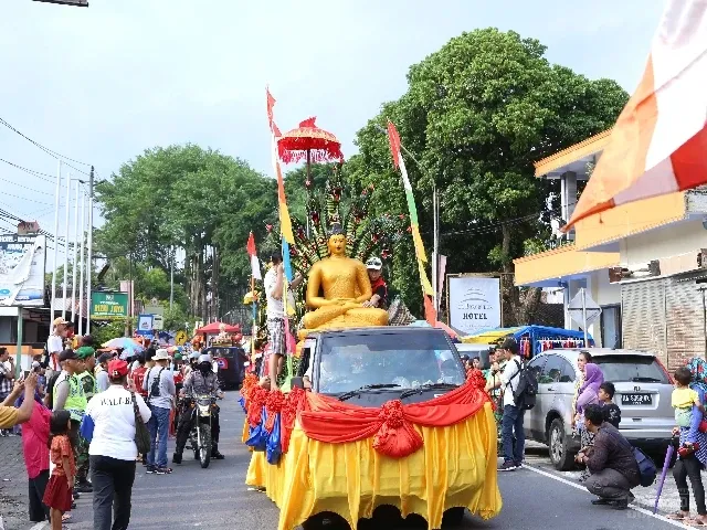 Cảnh rước Phật tại Indonesia xem cho đã con mắt image-1731936355554