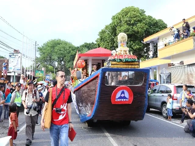 Cảnh rước Phật tại Indonesia xem cho đã con mắt image-1731936357803