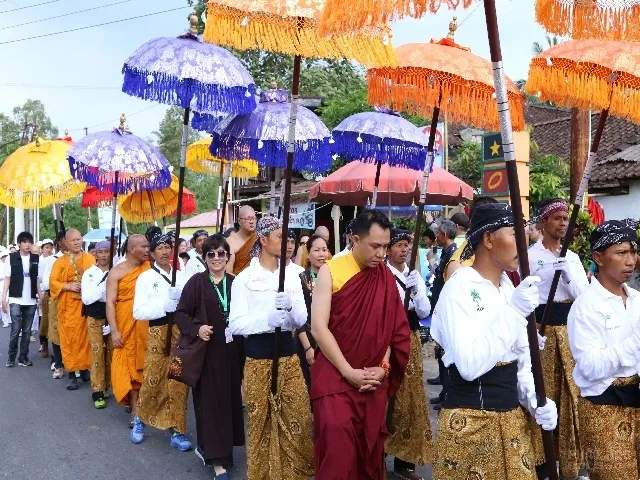 Cảnh rước Phật tại Indonesia xem cho đã con mắt image-1731936363950