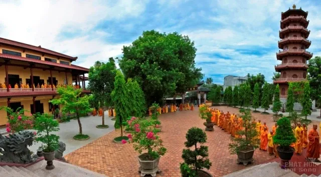 Câu đối thiền môn của HT Thích Thiện Siêu image-1731936254368