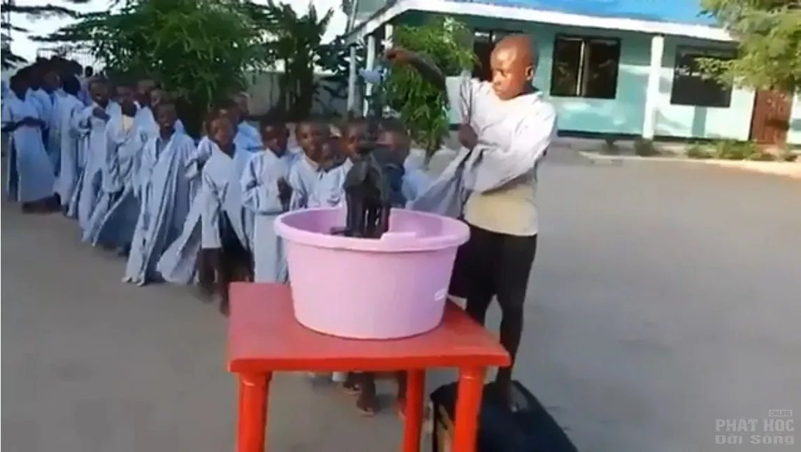Châu Phi: Tanzania các em nhỏ hoan hỷ cùng nghi thức Tắm Phật image-1731942114879