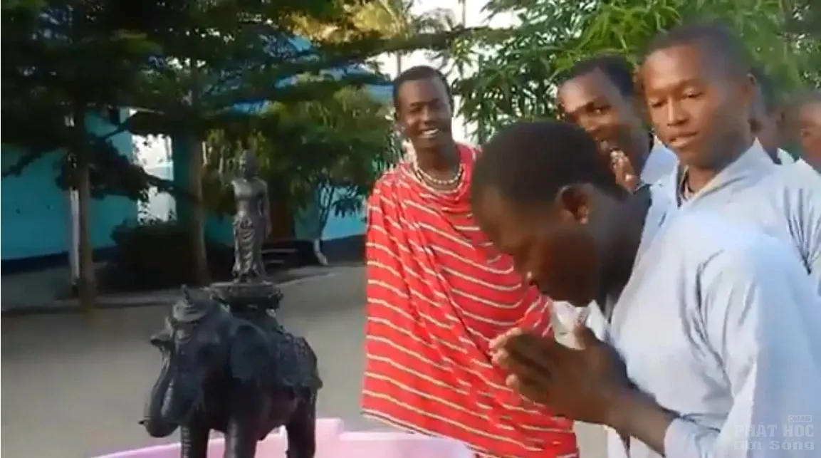 Châu Phi: Tanzania các em nhỏ hoan hỷ cùng nghi thức Tắm Phật image-1731942117081