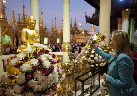 Chelsea, con gái cựu tổng thống Bill Clinton đề cập tới HT Thích Quảng Đức tự thiêu Chelsea, con gái cựu tổng thống Bill Clinton đề cập tới HT Thích Quảng Đức tự thiêu Bồ tát Thích Quảng Đức tên thật là Lâm Văn Tuất còn gọi là Nguyễn Văn Khiết sinh ngày Rằm tháng 9 Mậu Tuất (29-10-1898) tại Khánh Hòa. Đứng trước cảnh chính quyền toàn trị Ngô Đình Diệm gây nhiều bất công xã hội, tạo ra  bất bình đẳng tôn giáo, bách hại Phật tử, cấm treo cờ Phật giáo thế giới trong ngày đại lễ Phật đản, Bồ-tát Thích Quảng Đức đã phát tâm đại bi, thiêu thân vì chánh pháp vào lúc 11 giờ ngày 20 tháng 4 (nhuần) Mậu Ngọ (11-6-1963) tại ngã tư Phan Đình Phùng và Lê Văn Duyệt. image-1731747319452