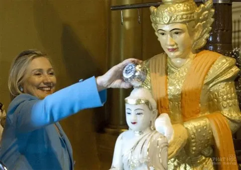 Chelsea, con gái cựu tổng thống Bill Clinton đề cập tới HT Thích Quảng Đức tự thiêu Chelsea, con gái cựu tổng thống Bill Clinton đề cập tới HT Thích Quảng Đức tự thiêu Bồ tát Thích Quảng Đức tên thật là Lâm Văn Tuất còn gọi là Nguyễn Văn Khiết sinh ngày Rằm tháng 9 Mậu Tuất (29-10-1898) tại Khánh Hòa. Đứng trước cảnh chính quyền toàn trị Ngô Đình Diệm gây nhiều bất công xã hội, tạo ra  bất bình đẳng tôn giáo, bách hại Phật tử, cấm treo cờ Phật giáo thế giới trong ngày đại lễ Phật đản, Bồ-tát Thích Quảng Đức đã phát tâm đại bi, thiêu thân vì chánh pháp vào lúc 11 giờ ngày 20 tháng 4 (nhuần) Mậu Ngọ (11-6-1963) tại ngã tư Phan Đình Phùng và Lê Văn Duyệt. image-1731747319942