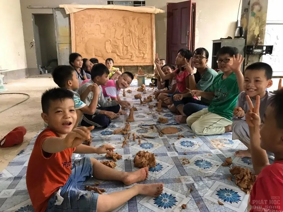 Chủ nhật các em nhỏ về Tịnh thất Không Tên học vẻ, nặn tượng Phật image-1731937543056