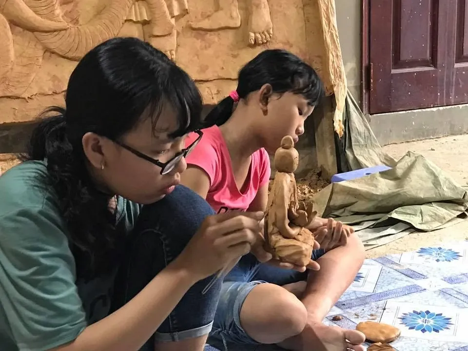 Chủ nhật các em nhỏ về Tịnh thất Không Tên học vẻ, nặn tượng Phật image-1731937544871