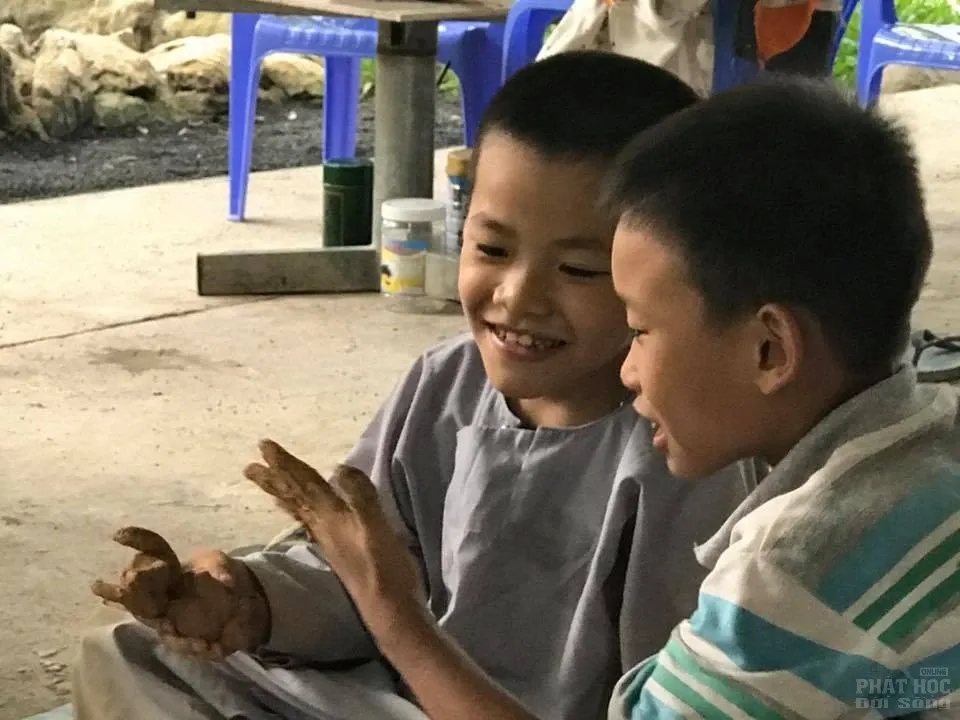 Chủ nhật các em nhỏ về Tịnh thất Không Tên học vẻ, nặn tượng Phật image-1731937545790