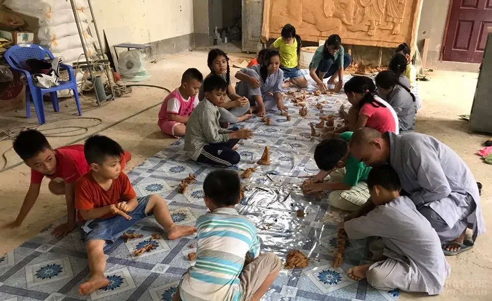 Chủ nhật các em nhỏ về Tịnh thất Không Tên học vẻ, nặn tượng Phật image-1731937546760