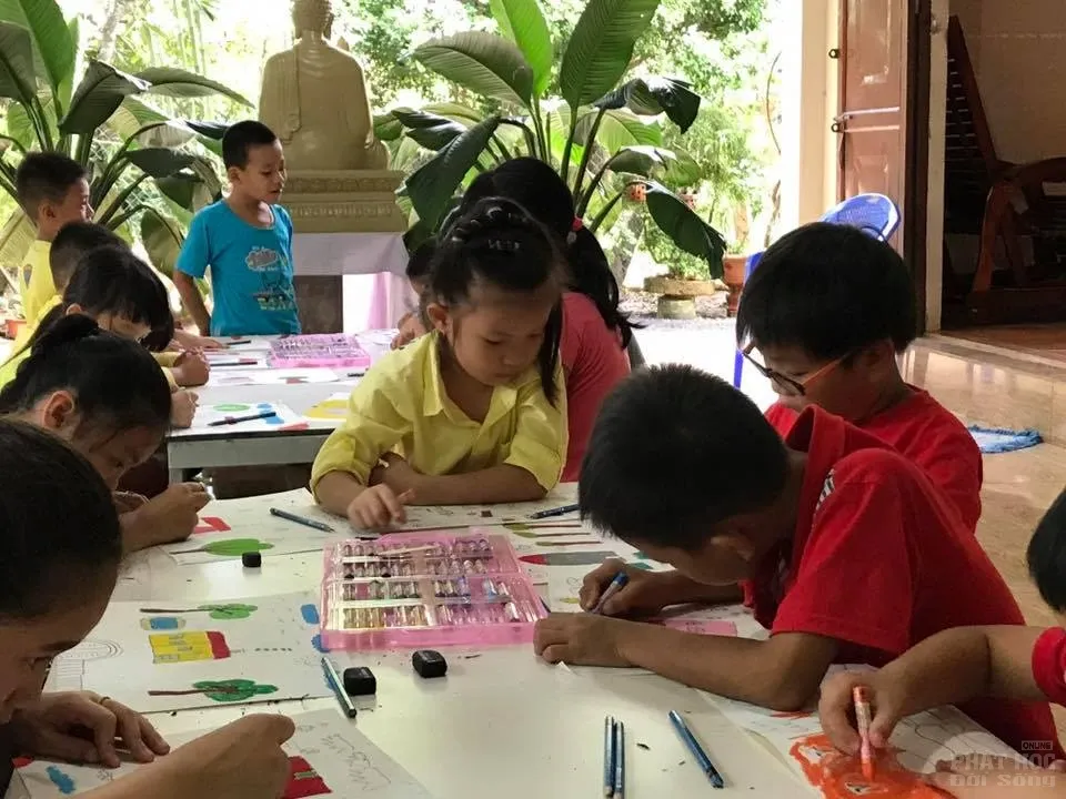 Chủ nhật các em nhỏ về Tịnh thất Không Tên học vẻ, nặn tượng Phật image-1731937547644