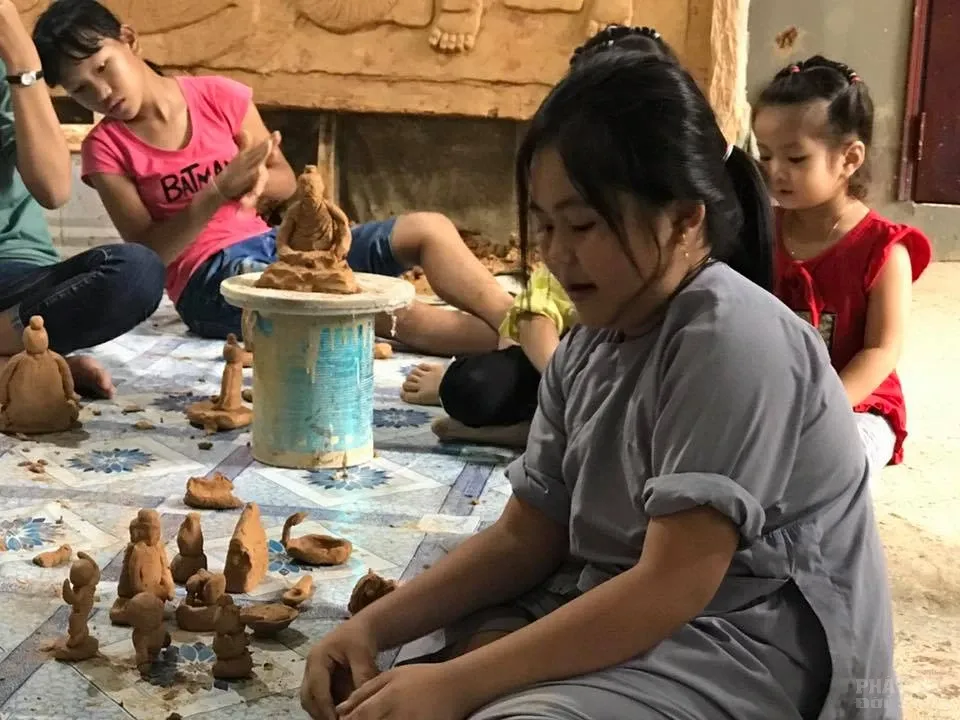 Chủ nhật các em nhỏ về Tịnh thất Không Tên học vẻ, nặn tượng Phật image-1731937548556