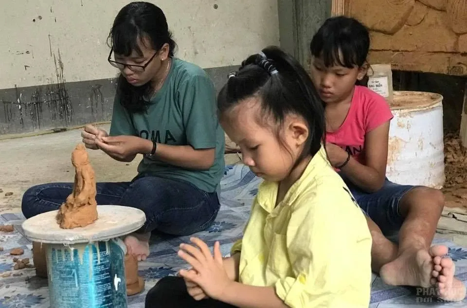 Chủ nhật các em nhỏ về Tịnh thất Không Tên học vẻ, nặn tượng Phật Chủ nhật các em nhỏ về Tịnh thất Không Tên học vẻ, nặn tượng Phật image-1731937549477