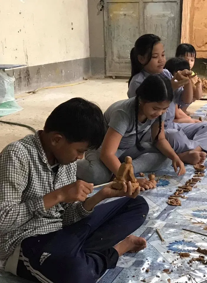 Chủ nhật các em nhỏ về Tịnh thất Không Tên học vẻ, nặn tượng Phật image-1731937550401