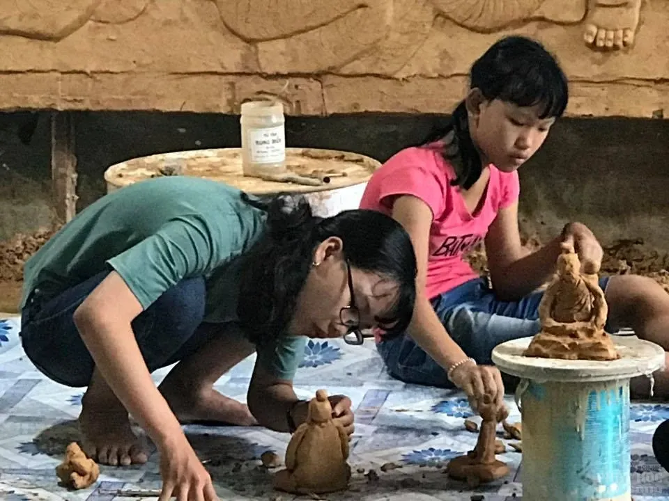 Chủ nhật các em nhỏ về Tịnh thất Không Tên học vẻ, nặn tượng Phật image-1731937551220