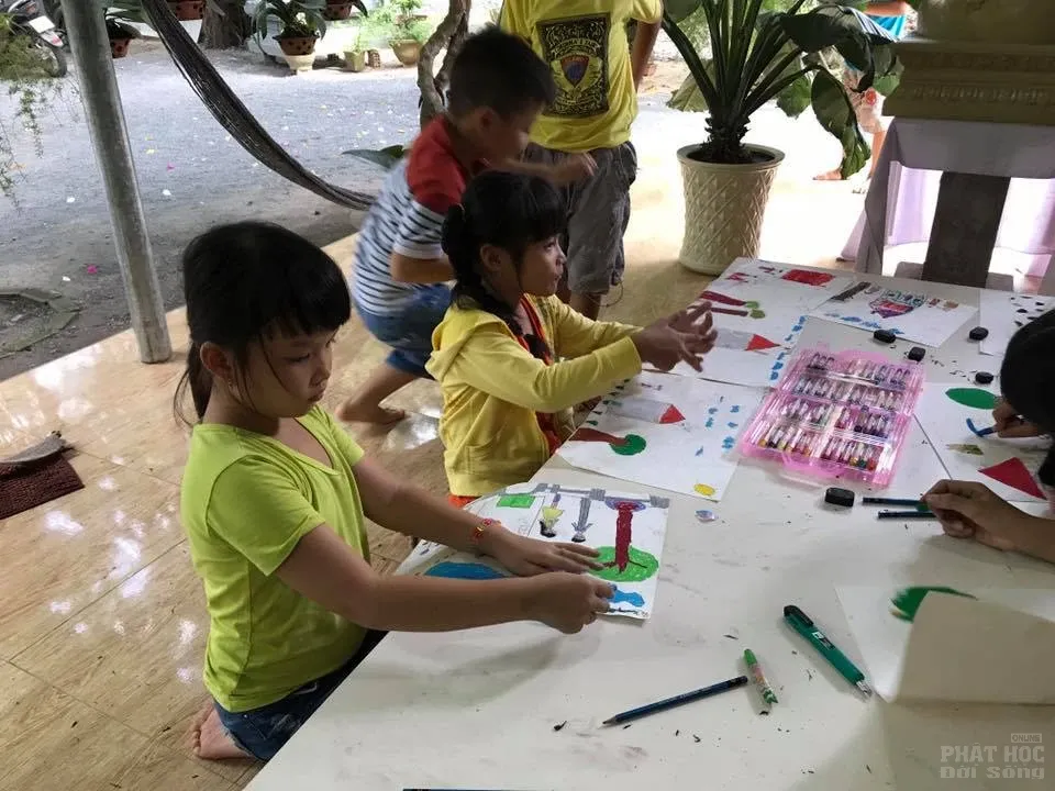 Chủ nhật các em nhỏ về Tịnh thất Không Tên học vẻ, nặn tượng Phật image-1731937552141