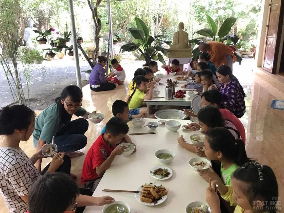 Chủ nhật các em nhỏ về Tịnh thất Không Tên học vẻ, nặn tượng Phật image-1731937553170