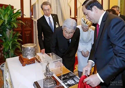 Chủ tịch nước tặng tượng Phật cho Nhà vua Nhật Bản image-1731930906829