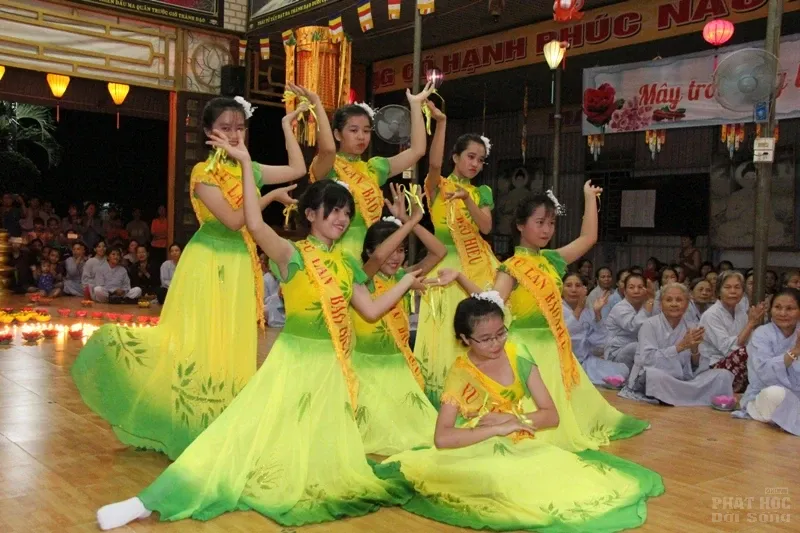 Chùa Gia Canh đêm hoa đăng Ơn nghĩa sinh thành 6 Chùa Gia Canh đêm hoa đăng Ơn nghĩa sinh thành image-1732292024360