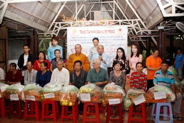 Chùa Huyền Trang tặng 600 phần quà nhân mùa Phật Đản PL.2562 image-1731942997142