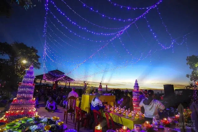 Chùa Liên Hoa thị trấn Kiến Đức rực sáng đêm hội Dược Sư đầu năm Chùa Liên Hoa thị trấn Kiến Đức rực sáng đêm hội Dược Sư đầu năm image-1731931688716