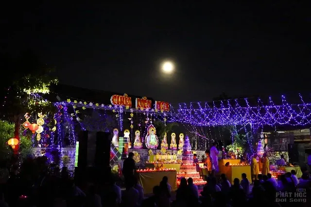 Chùa Liên Hoa thị trấn Kiến Đức rực sáng đêm hội Dược Sư đầu năm Chùa Liên Hoa thị trấn Kiến Đức rực sáng đêm hội Dược Sư đầu năm image-1731931689309