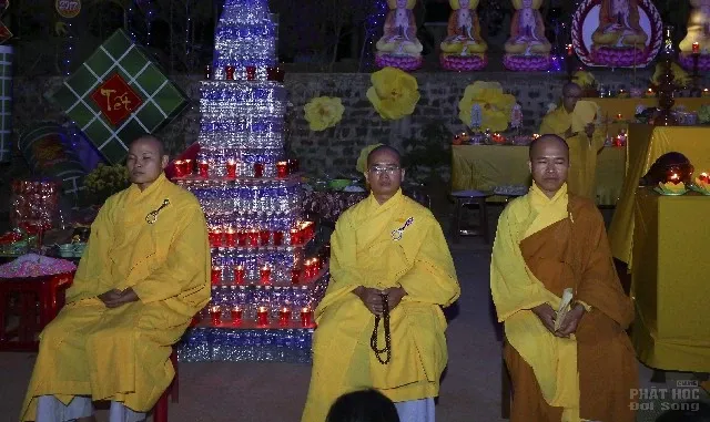 Chùa Liên Hoa thị trấn Kiến Đức rực sáng đêm hội Dược Sư đầu năm 2 Chùa Liên Hoa thị trấn Kiến Đức rực sáng đêm hội Dược Sư đầu năm image-1731931691665