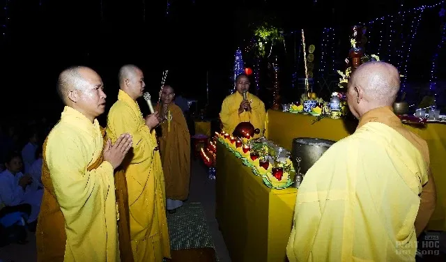 Chùa Liên Hoa thị trấn Kiến Đức rực sáng đêm hội Dược Sư đầu năm 3 Chùa Liên Hoa thị trấn Kiến Đức rực sáng đêm hội Dược Sư đầu năm image-1731931692193