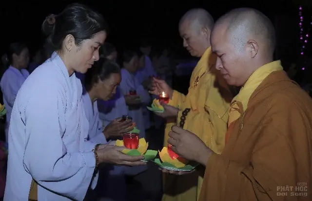 Chùa Liên Hoa thị trấn Kiến Đức rực sáng đêm hội Dược Sư đầu năm 5 Chùa Liên Hoa thị trấn Kiến Đức rực sáng đêm hội Dược Sư đầu năm image-1731931693332