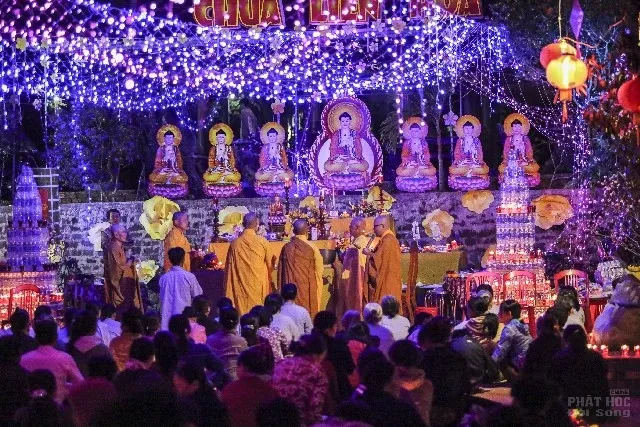 Chùa Liên Hoa thị trấn Kiến Đức rực sáng đêm hội Dược Sư đầu năm image-1731931695785