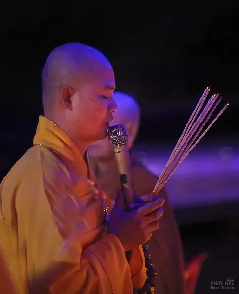 Chùa Liên Hoa thị trấn Kiến Đức rực sáng đêm hội Dược Sư đầu năm 10 Chùa Liên Hoa thị trấn Kiến Đức rực sáng đêm hội Dược Sư đầu năm image-1731931696342