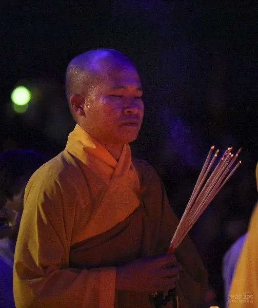 Chùa Liên Hoa thị trấn Kiến Đức rực sáng đêm hội Dược Sư đầu năm image-1731931696851