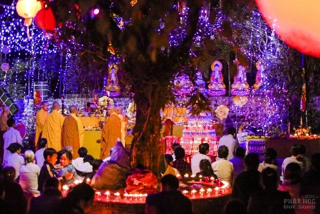Chùa Liên Hoa thị trấn Kiến Đức rực sáng đêm hội Dược Sư đầu năm image-1731931697451